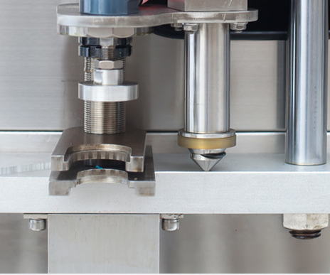 流量計泵送軟包裝食用油灌裝機(jī)細(xì)節(jié)圖: